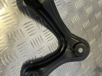 Кронштейн передней балки Toyota RAV4 40 AVA44