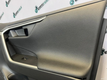 Обшивка двери правая Toyota RAV4 50 2022