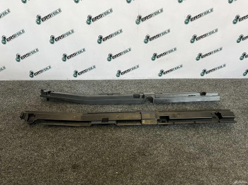 Кронштейн пола багажника правый Volvo V60 2022