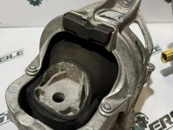 Подушка двигателя VW Touareg CR 3.0d 2021